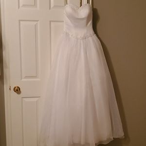 White Wedding gown,, Prom, Formal, or Quinceanera